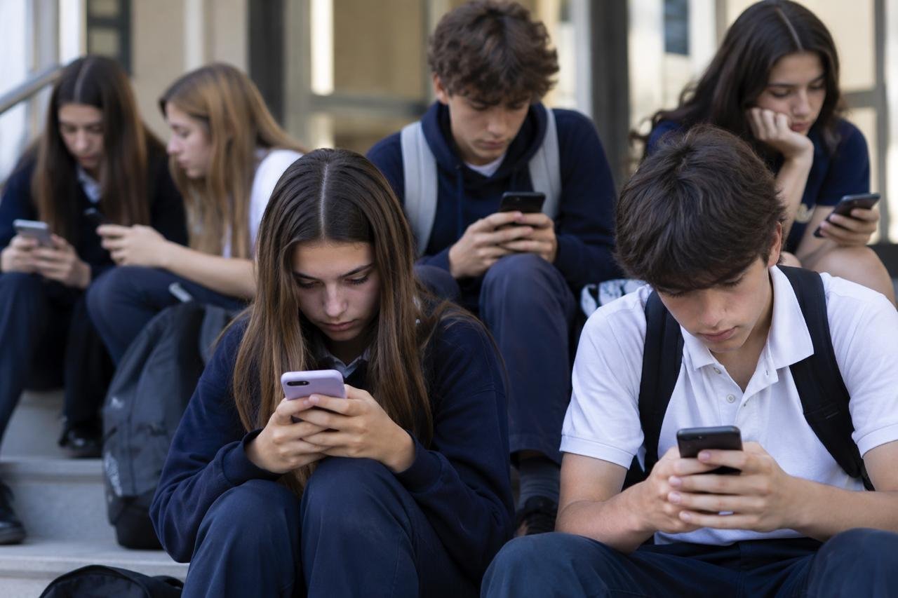 Portada Adolescentes y pantallas: seis horas diarias frente al celular